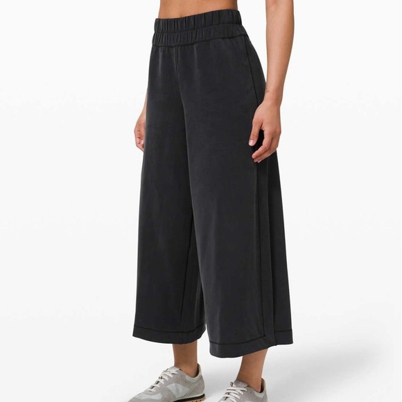 LULULEMON Black Seek Softness Mid Rise Crop Wide Leg Drape Relaxed Pants Size 10 - Picture 1 of 14